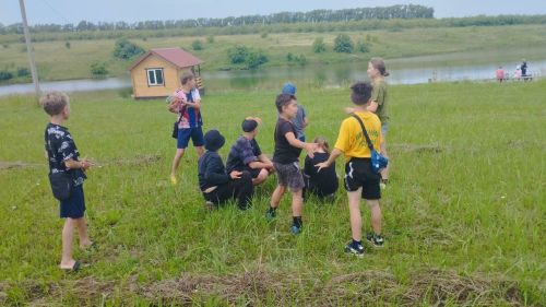 В Ямбулатове дети и родители сходили в поход на пруд