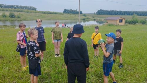 В Ямбулатове дети и родители сходили в поход на пруд