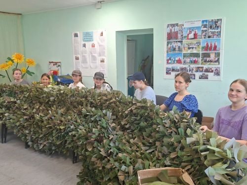 В Соболевском СДК дети плели маскировочные сети для бойцов