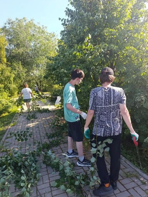 Чистый тур в Верхнем Услоне: жители убрали берег и сквер за день