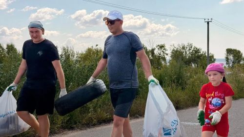 Чистый тур в Верхнем Услоне: жители убрали берег и сквер за день