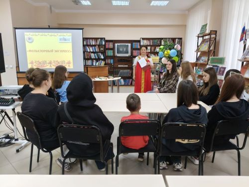 Библиотекари провели фольклорную игру для участников «Движения первых»