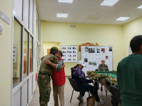 Клубы «Оптимистки» и «Любознайки» встретили участника СВО Дмитрия