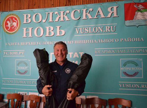Двойная радость тренера из Верхнего Услона: день рождения и подарок от редакции