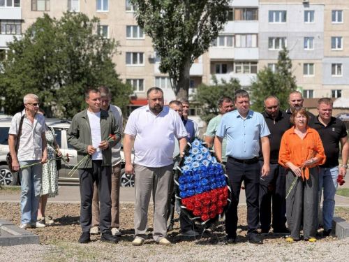 Ринат Садыков возложил цветы к мемориалу освободителей Лисичанска