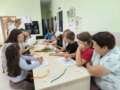 В Майданском СДК прошёл мастер-класс «Мы дарим ромашку на счастье» ко Дню семьи