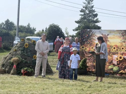У стен храма в Майдане прошёл праздник с хороводом и угощениями