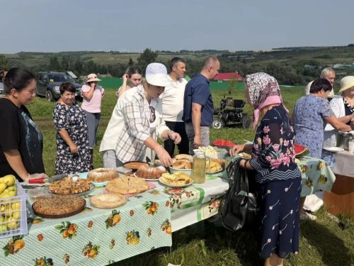 У стен храма в Майдане прошёл праздник с хороводом и угощениями