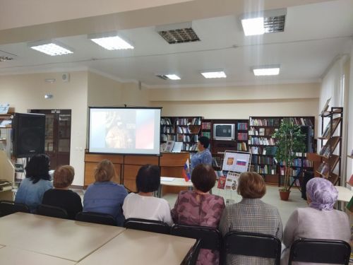 В Центральной библиотеке прошёл экскурс ко Дню флага России