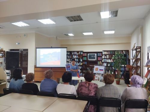 В Центральной библиотеке прошёл экскурс ко Дню флага России