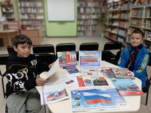 Балалар китапханәсендә Дәүләт флагы көненә күргәзмә әзерләделәр