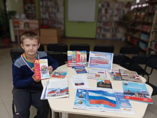 Балалар китапханәсендә Дәүләт флагы көненә күргәзмә әзерләделәр