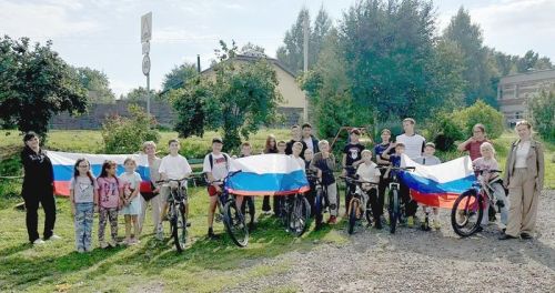 В Печищах прошёл велопробег ко Дню флага России