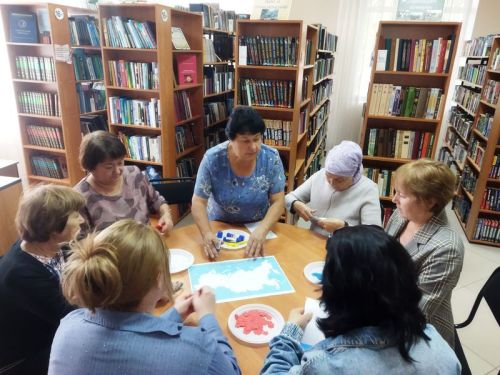 В Центральной библиотеке прошёл экскурс ко Дню флага России