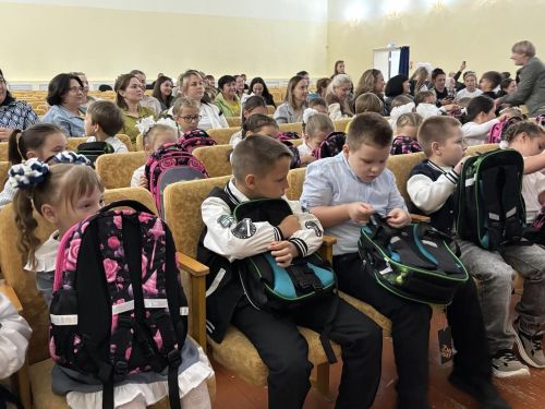 Баба Яга и Кузя помогли вручить ранцы 62 первоклассникам в Верхнем Услоне