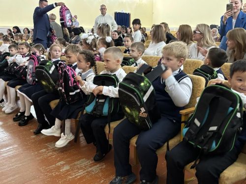Баба Яга и Кузя помогли вручить ранцы 62 первоклассникам в Верхнем Услоне