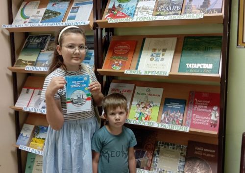 В библиотеке открылась выставка «Многоликая Россия» к Году единства народов