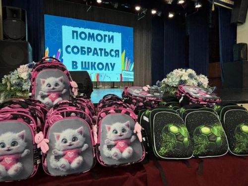 Баба Яга и Кузя помогли вручить ранцы 62 первоклассникам в Верхнем Услоне