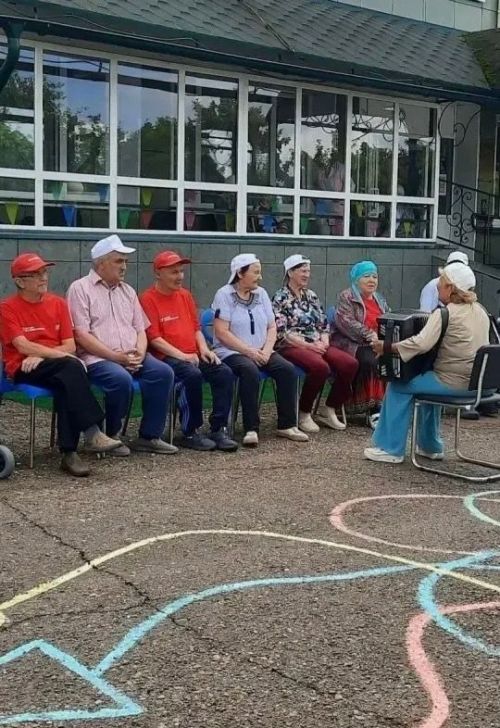 В Верхнеуслонском доме-интернате создали плакат «Наша дружная семья»