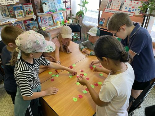 Юные искатели приключений прошли квест в библиотеке и нашли сладкий клад