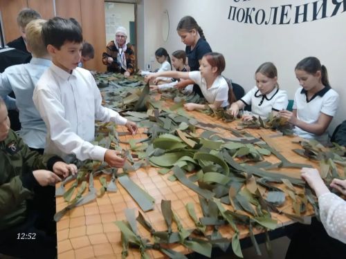 Ученики Верхнеуслонской школы плетут маскировочные сети для бойцов СВО