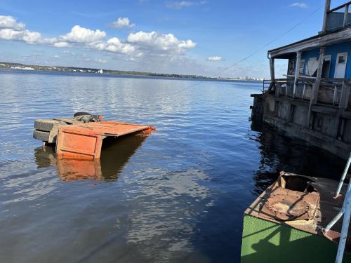 Большегруз снёс пристань в Верхнем Услоне, водитель погиб