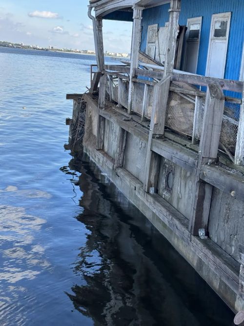 Большегруз снёс пристань в Верхнем Услоне, водитель погиб