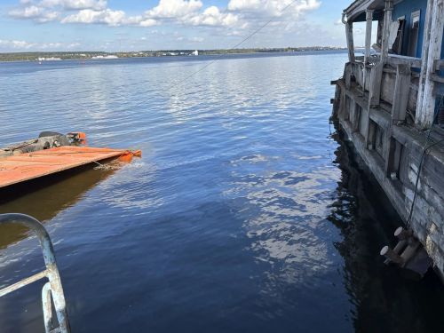 Большегруз снёс пристань в Верхнем Услоне, водитель погиб