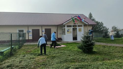 В Кильдееве прошёл осенний субботник «Осенний день благоустройства»
