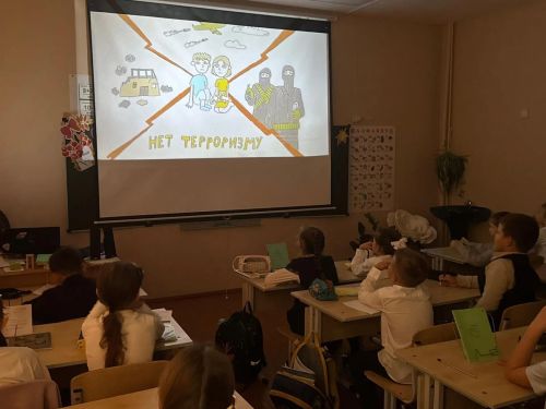 Укучылар Беслан фаҗигасен бер минутлык тынлык белән искә алдылар