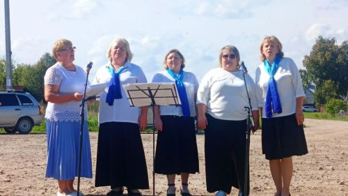 Артисты Макуловского СДК подарили концерт «Родные сердца» жителям Сеитова