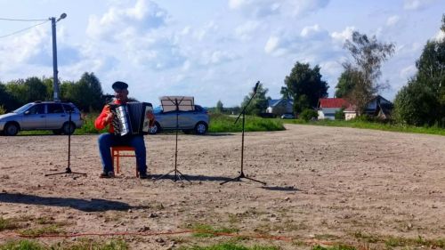 Артисты Макуловского СДК подарили концерт «Родные сердца» жителям Сеитова