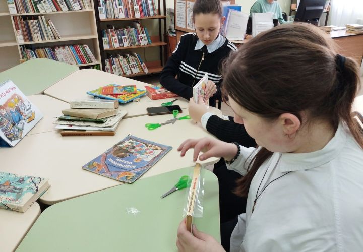 Верхнеуслонская детская библиотека пригласила ребят отремонтировать книги