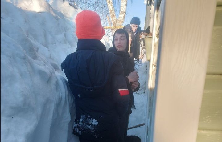 Юнармейцы и форпостовцы помогли расчистить тропинку к дому мамы Героя России Алексея Козина