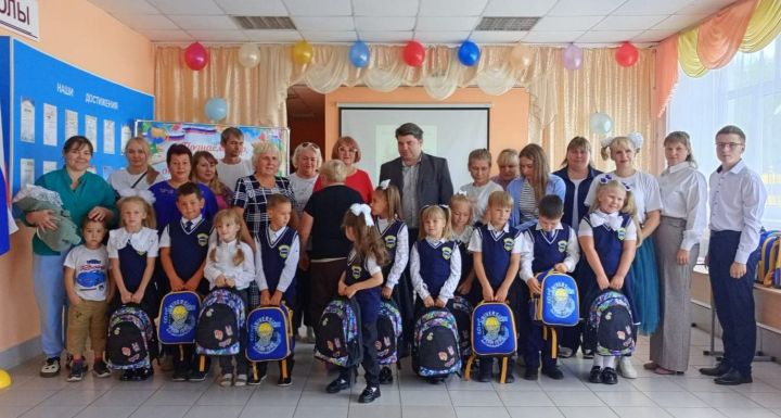 В Макулове будущим первоклашкам вручили портфели