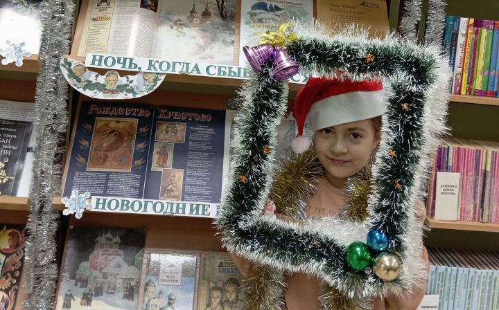 В Верхнеуслонской детской библиотеке открылась выставка-праздник «Сказки, оживающие под Рождество»