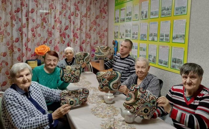 Мастер-класс по изготовлению грелки для чайника в Верхнеуслонском доме-интернате