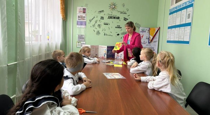 Макылда  әниләрне өч сүз белән тасвирладылар