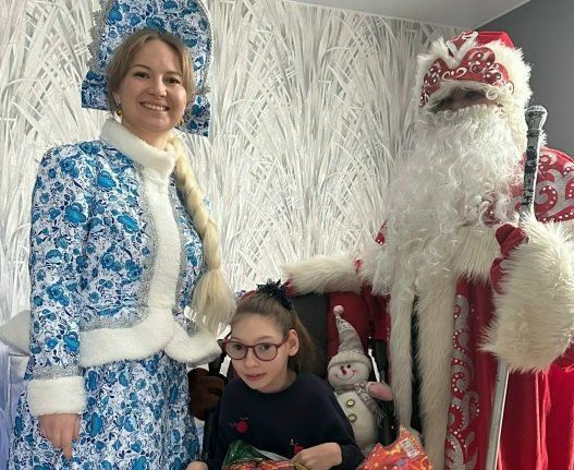 Специалисты центра «Островок надежды» привезли Новый год детям