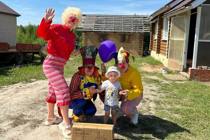 В Верхнеуслонском районе особенным детям подарили «Праздник с доставкой на дом»