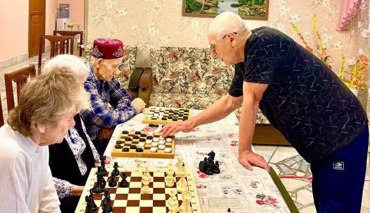 Шахматные вечера: как «серебряный» волонтёр дарит радость пожилым людям