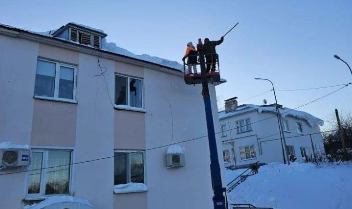 В Верхнем Услоне расчистили крышу многоквартирного дома от снега