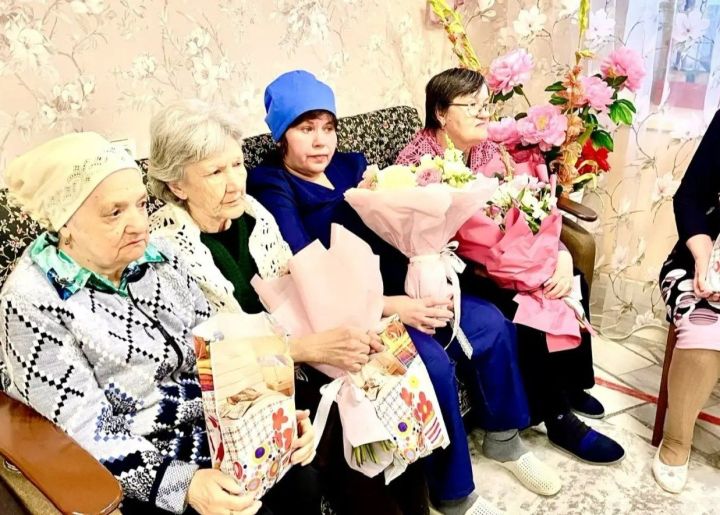 «Мамы Казани» поздравили всех женщин дома-интерната в Верхнем Услоне с 8 Марта
