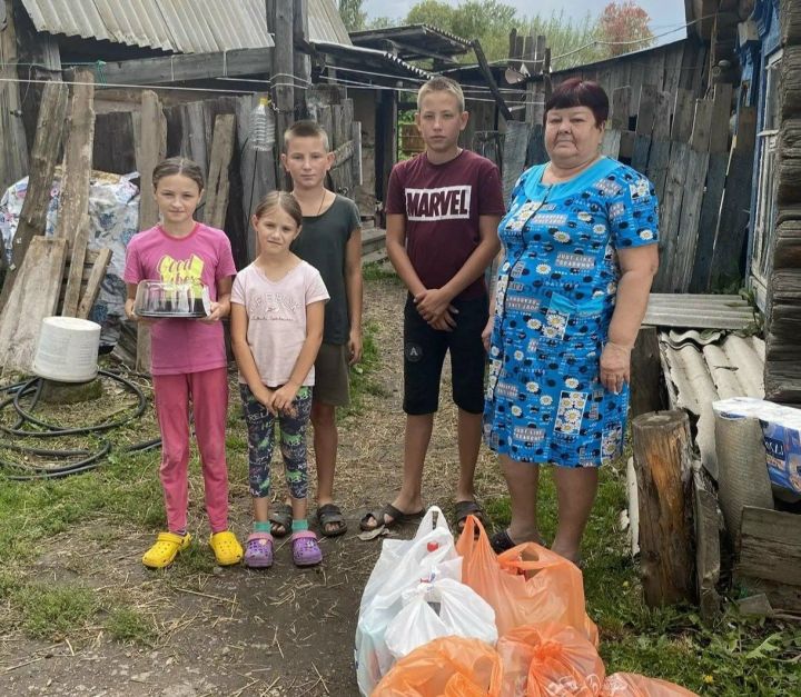 Волонтёры навестили многодетную семью из Лесных Моркваш в неделю добра