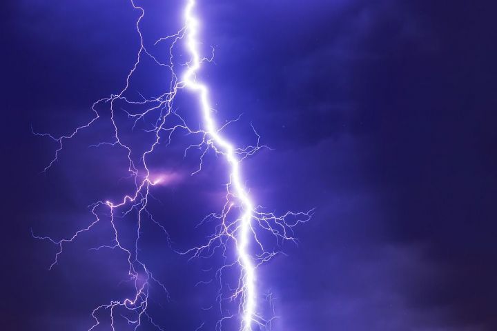 МЧС Верхнеуслонского района предупреждает о грозах и усилении ветра 16 и 17 мая