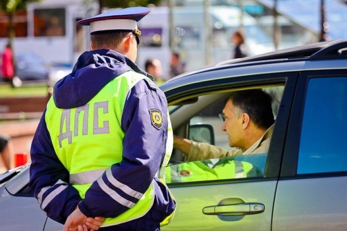 7 универсальных советов, как себя вести, если машину остановила полиция