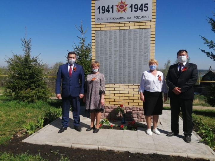 В День Победы в Печищах возложили цветы к памятнику Героям – землякам