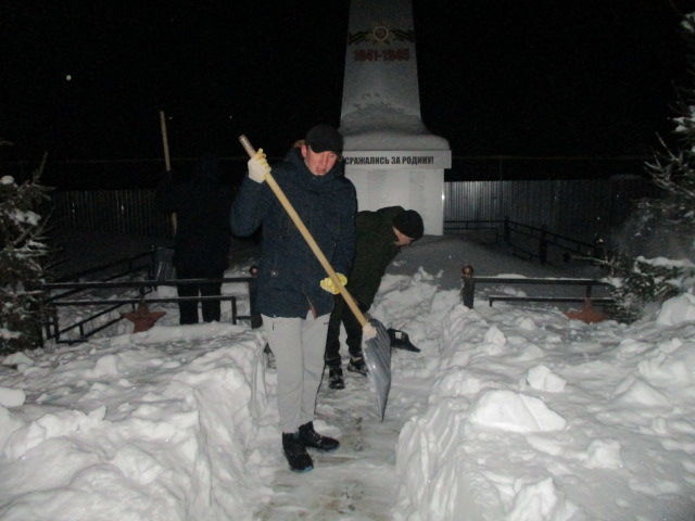 Кильдеевская молодежь очистила территорию памятника павшим воинам