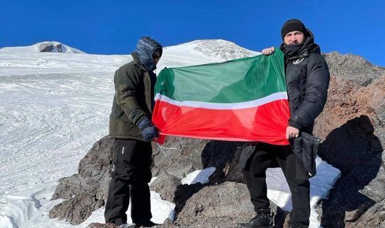 Муфтий поднял флаг Татарстана на вершине Эльбруса