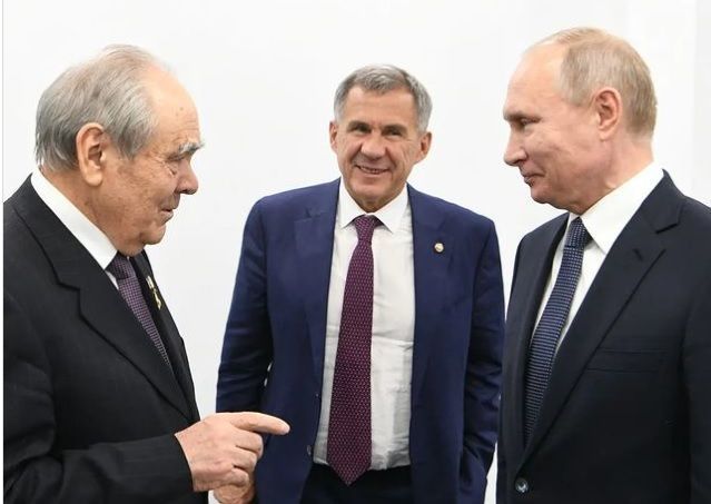 Рустам Минниханов поздравил Владимира Путина с днем рождения